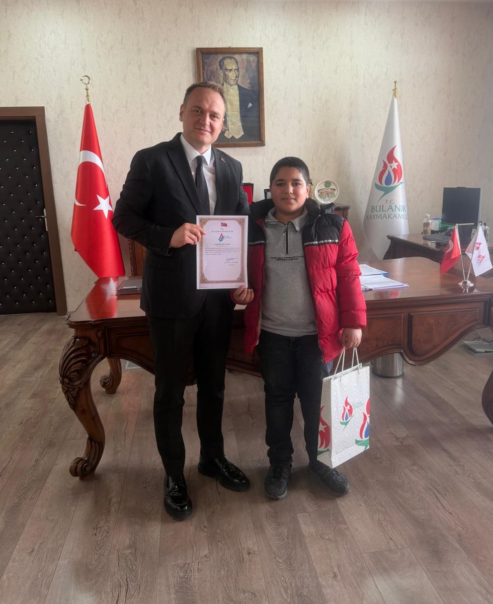 📚 2025 yılında Bulanık İlçe Halk Kütüphanesinden en çok kitap alan öğrencilerimiz, Kaymakamımız Ömer Övünç KOŞANSU İle bir araya geldi.
Okuma alışkanlığıyla örnek olan öğrencilerimiz tebrik edilirken, kitap okumanın önemi üzerine keyifli bir sohbet gerçekleştirildi.👏✨
