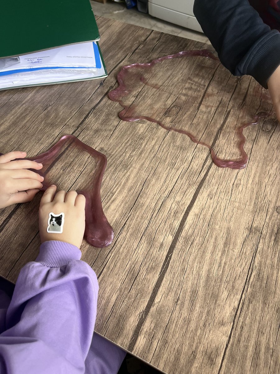 Sınıfta şöyle bi ortam var ben de tivit atıyorum