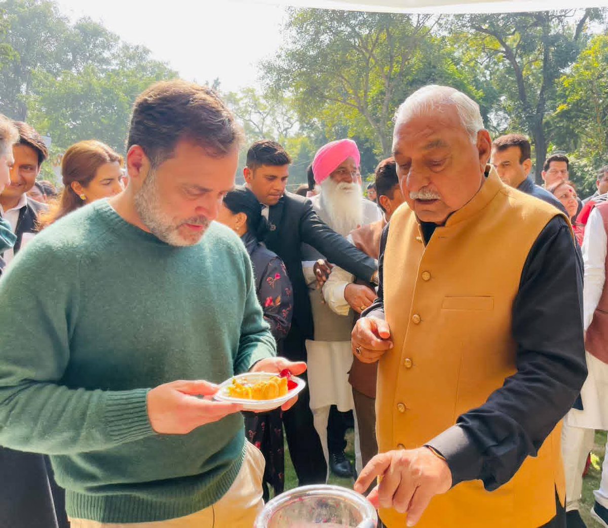 DhakedTau's tweet photo. हुड्डा के लंच पर राहुल गांधी का पहुँचना कोई यूँ ही चाय-पानी नहीं था, ये हरियाणा कांग्रेस का पूरा हिसाब-किताब खोलने वाला सिग्नल था। बिना बोले बता दिया गया कि पार्टी की चाबी आज भी किसकी जेब में है।
देसी ज़बान में कहें तो—जहाँ दम, वहीं क़दम; और कांग्रेस का दम आज भी हुड्डा के दर पर। https://t.co/2PGfzoc3kb