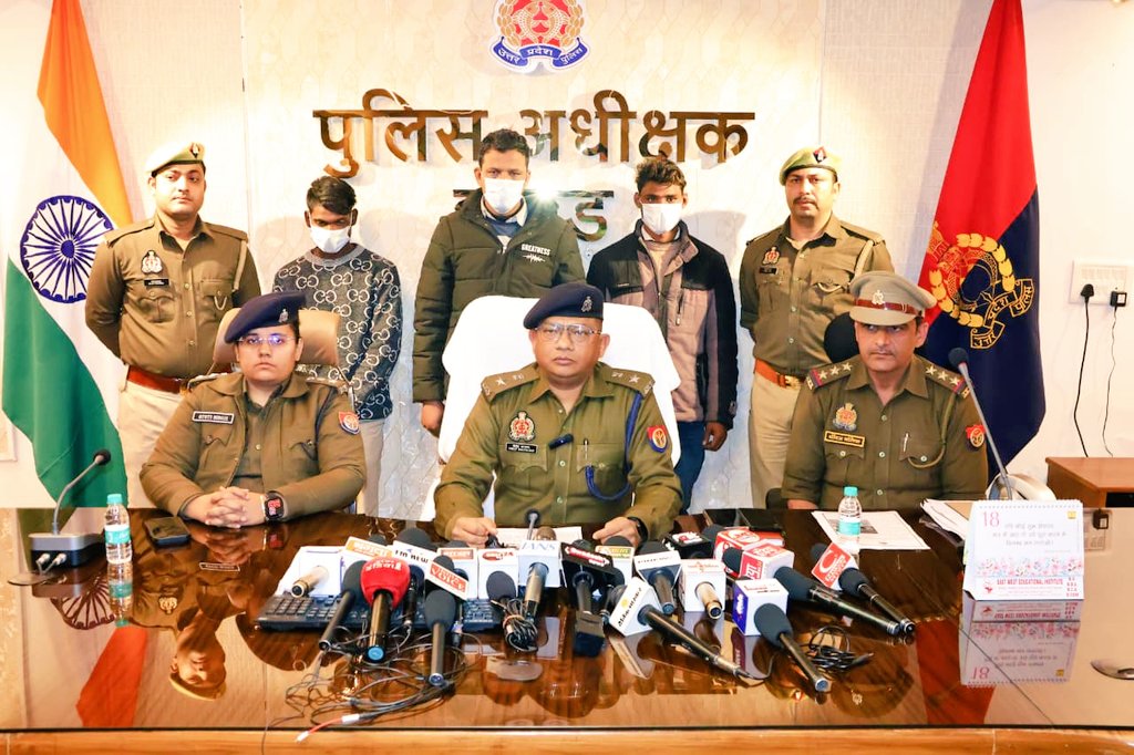 hapurpolice's tweet photo. ➡️ थाना बहादुरगढ़ पुलिस ने ग्राम मौहम्मदपुर रुस्तमपुर में घटित महिला की हत्या की घटना में संलिप्त हत्यारोपी पति सहित 03 अभियुक्तों को किया गिरफ्तार।
➡️ जिनके कब्जे से आलाकत्ल 02 चाकू बरामद।
➡️ गिरफ्तार अभियुक्त राहुल द्वारा दिनांक 02.02.2026 की रात्रि में सहअभियुक्तगण के साथ मिलकर योजनाबद्ध तरीके से अपनी पत्नी रीता शर्मा की हत्या करने की घटना को अंजाम दिया गया था।
बाइट~ अपर पुलिस अधीक्षक हापुड़ श्री विनीत भटनागर
.@Uppolice