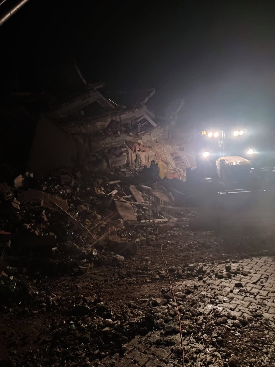 _ozgen_'s tweet photo. 3 yıl önce, her şeyimi kaybettiğim o an…
O gece sadece seni değil, seninle olan bütün anılarımızı ve geçmişimizi de kaybettim.
Dönecek bir evim kalmadı anne.
İçimdeki sensizlik her gün biraz daha büyüyor.
Çok özlüyorum 🤍 #6subatdepreminiunutma https://t.co/lyHdZRR05c