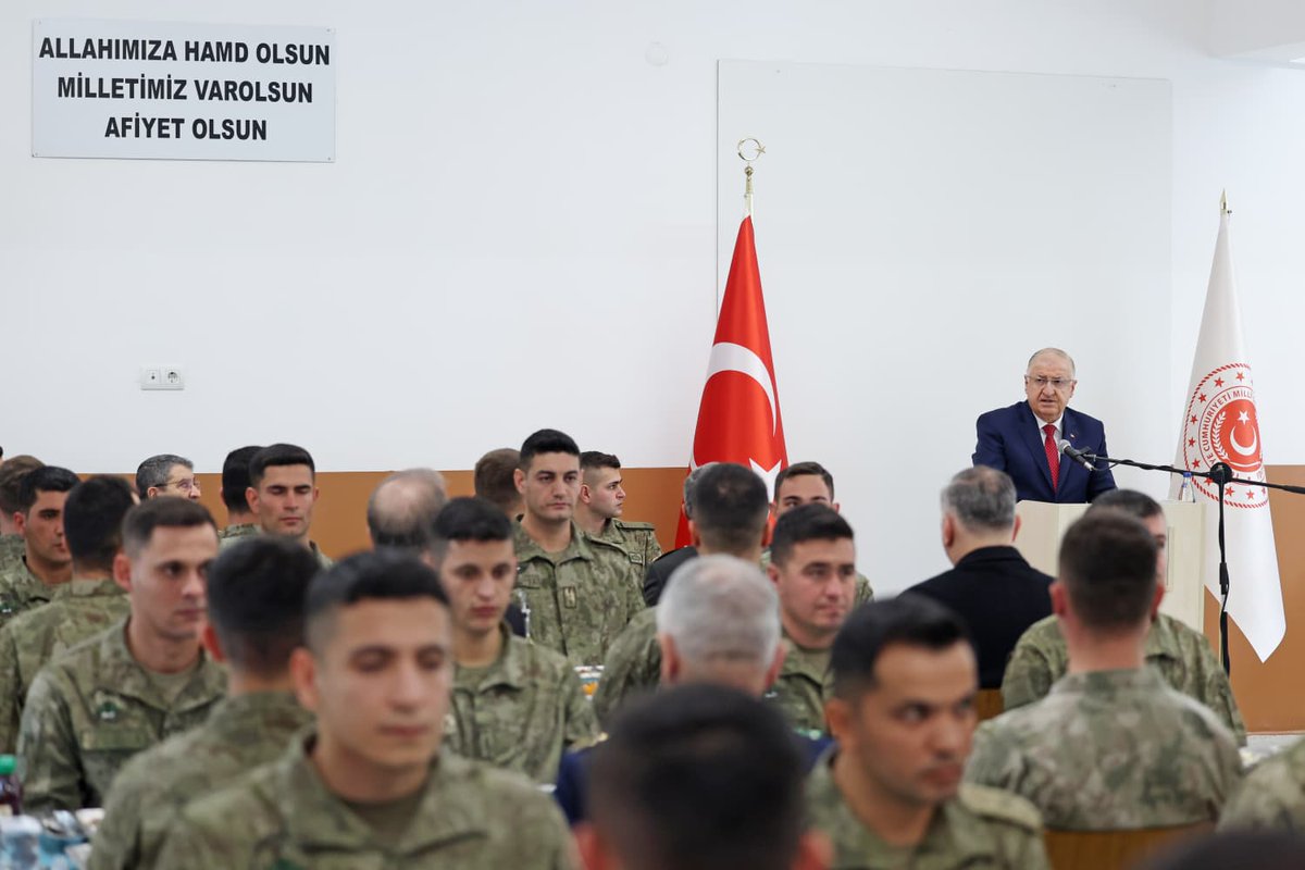 tcsavunma's tweet photo. Millî Savunma Bakanı Yaşar Güler, beraberinde Genelkurmay Başkanı Orgeneral Selçuk Bayraktaroğlu, Deniz Kuvvetleri Komutanı Oramiral Ercüment Tatlıoğlu, Hava Kuvvetleri Komutanı Orgeneral Ziya Cemal Kadıoğlu, Kara Kuvvetleri Komutanı Orgeneral Metin Tokel ve 2’nci Ordu Komutanı Korgeneral Zorlu Topaloğlu ile Osmaniye’ye gitti.

Bakan Yaşar Güler ve beraberindeki TSK Komuta Kademesi ilk olarak 12’nci Komando Tugay Komutanlığına geçerek inceleme ve denetlemelerde bulundu.

Bakan Yaşar Güler ve beraberindeki komutanlar, öğle yemeğini Mehmetçiklerimizle birlikte yedi.

#MillîSavunmaBakanlığı
#YaşarGüler