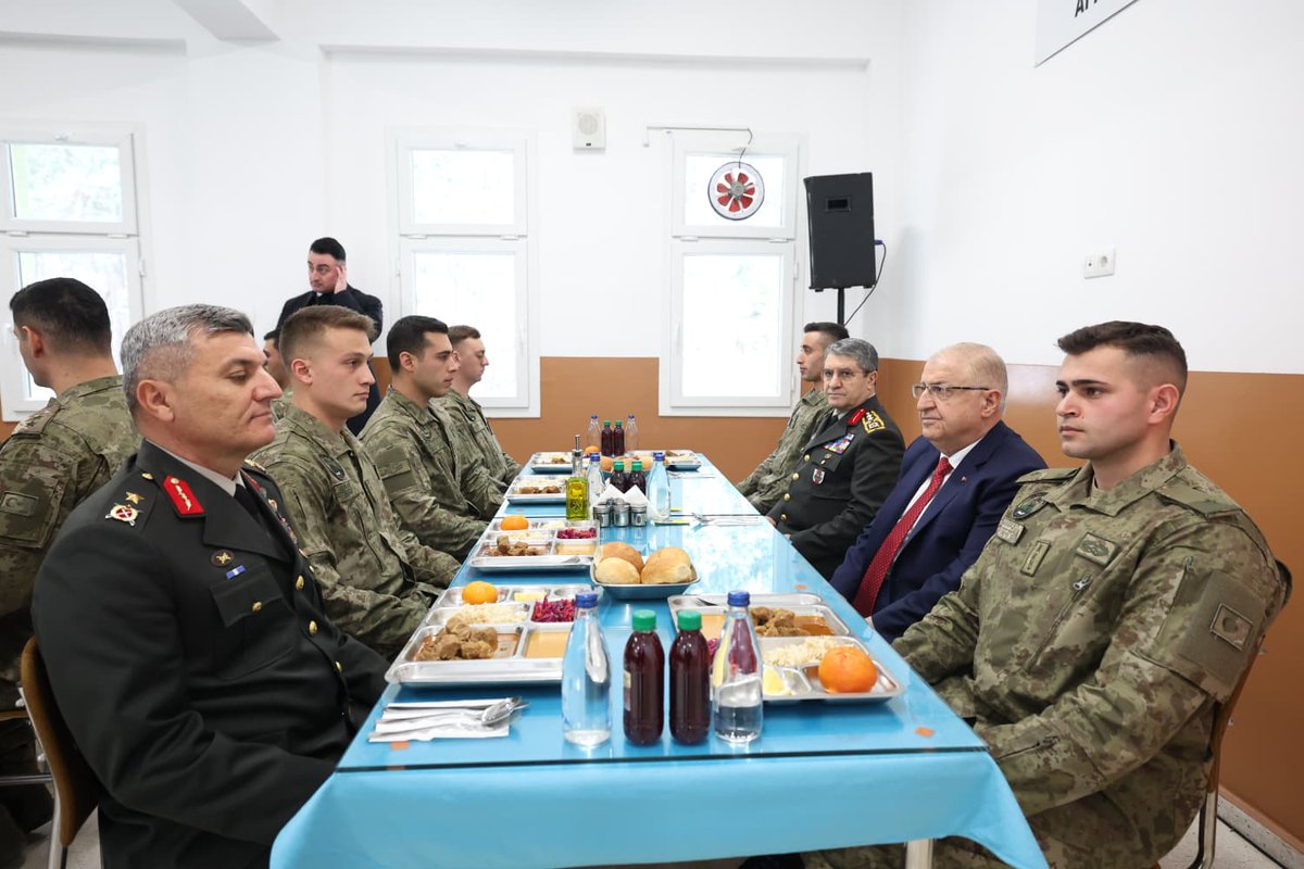 tcsavunma's tweet photo. Millî Savunma Bakanı Yaşar Güler, beraberinde Genelkurmay Başkanı Orgeneral Selçuk Bayraktaroğlu, Deniz Kuvvetleri Komutanı Oramiral Ercüment Tatlıoğlu, Hava Kuvvetleri Komutanı Orgeneral Ziya Cemal Kadıoğlu, Kara Kuvvetleri Komutanı Orgeneral Metin Tokel ve 2’nci Ordu Komutanı Korgeneral Zorlu Topaloğlu ile Osmaniye’ye gitti.

Bakan Yaşar Güler ve beraberindeki TSK Komuta Kademesi ilk olarak 12’nci Komando Tugay Komutanlığına geçerek inceleme ve denetlemelerde bulundu.

Bakan Yaşar Güler ve beraberindeki komutanlar, öğle yemeğini Mehmetçiklerimizle birlikte yedi.

#MillîSavunmaBakanlığı
#YaşarGüler