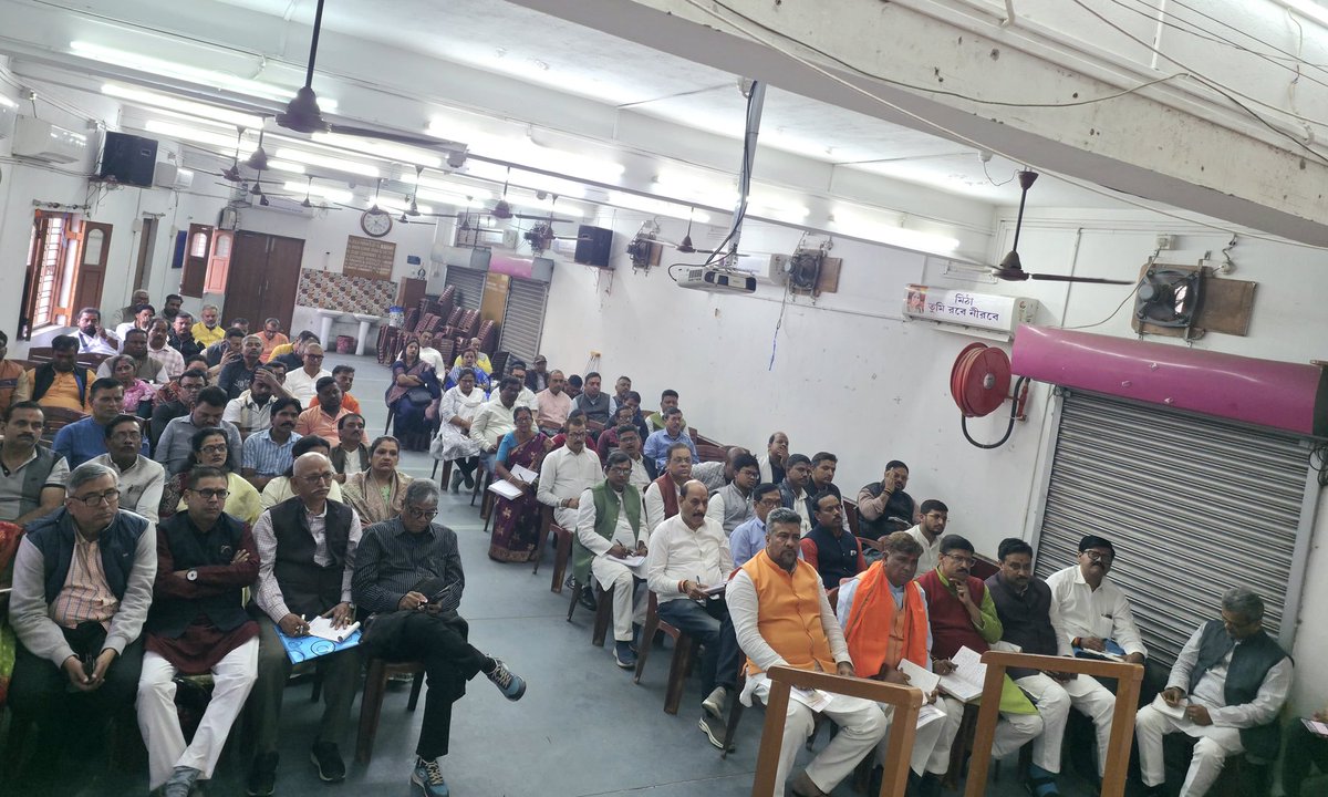 पश्चिम बंगाल के हावड़ा टाउन में आयोजित विधानसभा बैठक में कार्यकर्ताओं को संबोधित किया। 

बैठक में प्रदेश महामंत्री श्री ज्योतिर्मय सिंह महतो जी, उपाध्यक्ष श्री संजय सिंह जी सहित पदाधिकारियों की उपस्थिति रही।
<a href="/BJP4Bengal/">BJP West Bengal</a> <a href="/JyotirmayBJP/">Jyotirmay Singh Mahato (Modi Ka Parivar)</a>