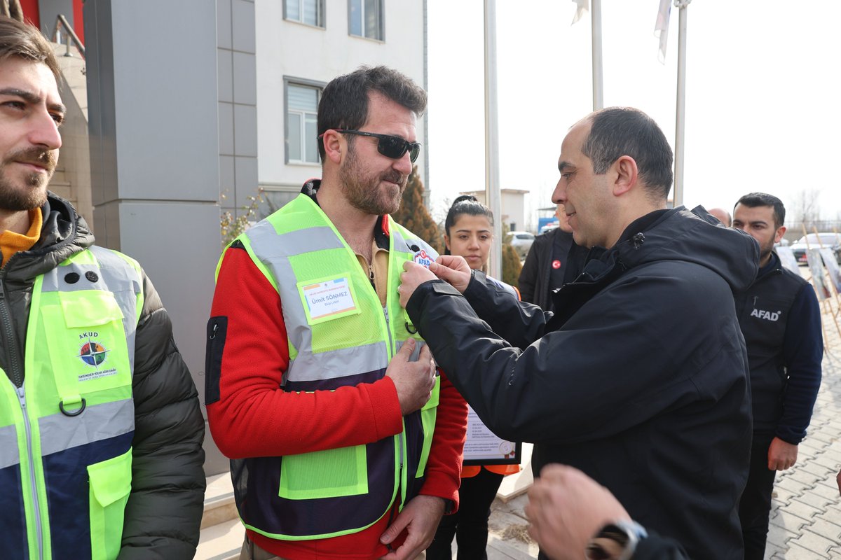igdirvaliligi's tweet photo. İl Afet ve Acil Durum Müdürlüğü (AFAD) tarafından düzenlenen 6 Şubat Depremi Anma Programı, Valimiz Sn. @firattasolar'ın katılımıyla gerçekleşti.

Program kapsamında, Asrın Felaketi olarak hafızalara kazınan 6 Şubat depremlerinde yürütülen arama kurtarma çalışmalarını konu alan fotoğraf sergisi gezildi. Ardından, olası afet ve acil durumlarda kullanılmak üzere hazırlanan araç, gereç ve teknik ekipmanlar tanıtıldı.

Anma programına, ilgili kurumlar ile sivil toplum kuruluşlarına bağlı arama kurtarma ekipleri katılım sağladı. Kurumların afetlere yönelik hazırlık seviyeleri ve müdahale kapasiteleri hakkında detaylı bilgilendirme yapıldı.

Program kapsamında, Jandarma Arama Kurtarma ekipleri tarafından gerçekleştirilen tatbikat, Valimiz Sn. M. Fırat Taşolar tarafından yerinde incelendi. 

Programın sonunda, akreditasyonu tamamlanan İskender Iğdır Ağrı Dağı Dağcılık ve Doğa Sporları Kulübü (AKUD) üyelerine armaları takdim edildi.

Anma etkinliği, 6 Şubat depremlerinde hayatını kaybeden vatandaşlarımız için okunan dua ile sona erdi.