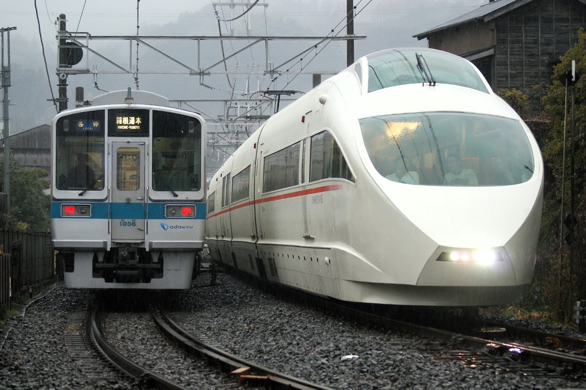 14年前の2012年2月6日に撮影した小田急1000形
この日はコーポレートマークが剥がされた5063Fの4連単独運用を撮影するために登山線内へ向かいましたが、5063Fの画像は去年と一昨年アップしているので今年は1000形の画像を
赤1000から1058Fを3枚と、VSEと交換する1056F