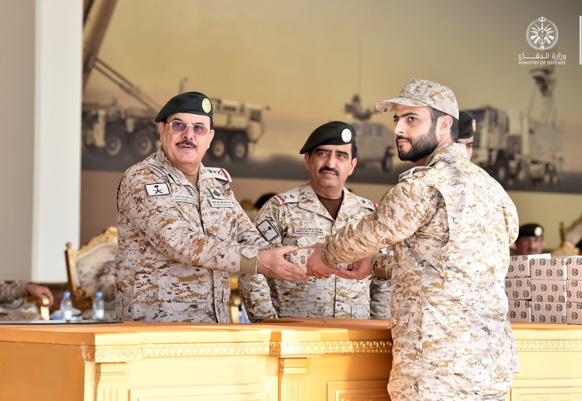 modgovksa's tweet image. معالي قائد قوات #الدفاع_الجوي الفريق الركن مزيد العمرو يرعى حفل التخرج السنوي لدورات معهد قوات الدفاع الجوي لعام 1447هـ، إضافةً إلى التمرين التكتيكي النهائي للدورتين المتقدمة للضباط رقم «101–102».