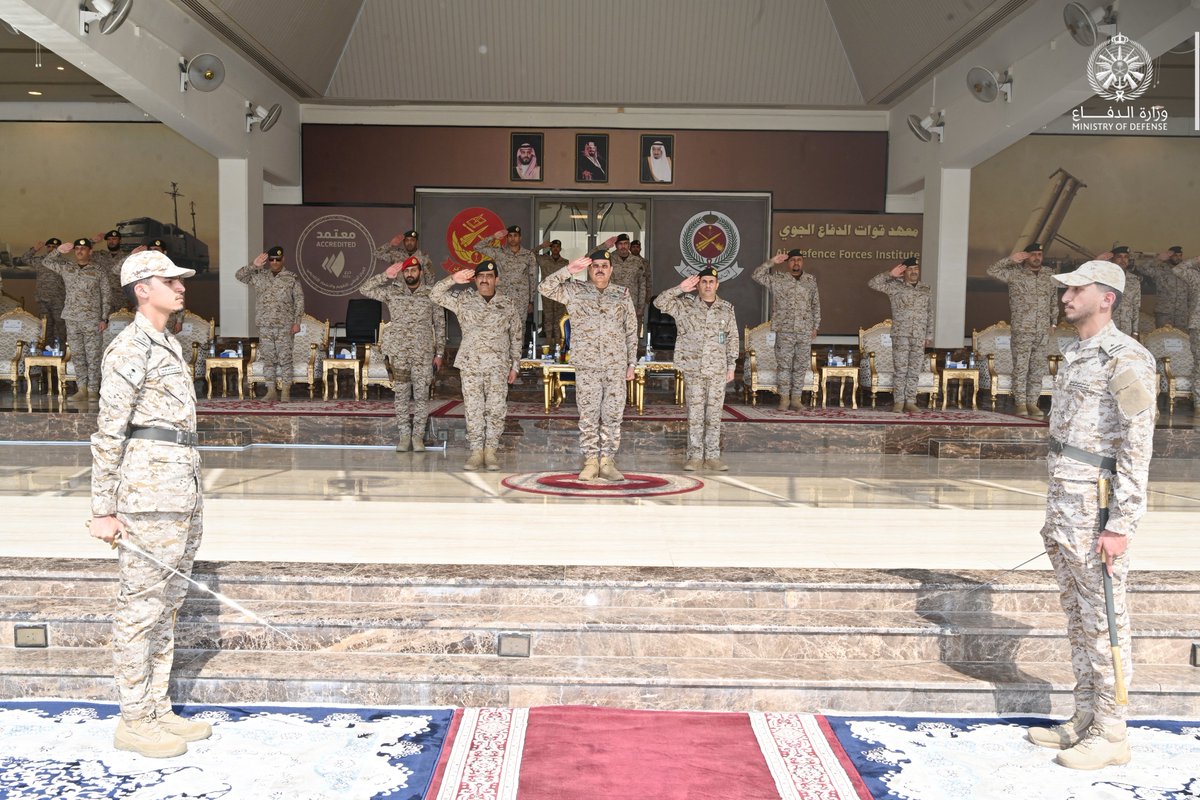 modgovksa's tweet image. معالي قائد قوات #الدفاع_الجوي الفريق الركن مزيد العمرو يرعى حفل التخرج السنوي لدورات معهد قوات الدفاع الجوي لعام 1447هـ، إضافةً إلى التمرين التكتيكي النهائي للدورتين المتقدمة للضباط رقم «101–102».