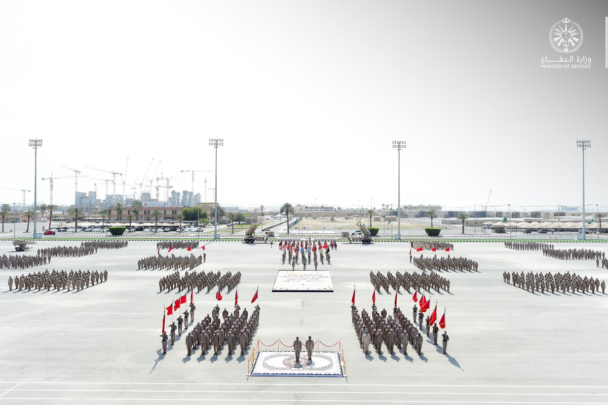 modgovksa's tweet image. معالي قائد قوات #الدفاع_الجوي الفريق الركن مزيد العمرو يرعى حفل التخرج السنوي لدورات معهد قوات الدفاع الجوي لعام 1447هـ، إضافةً إلى التمرين التكتيكي النهائي للدورتين المتقدمة للضباط رقم «101–102».