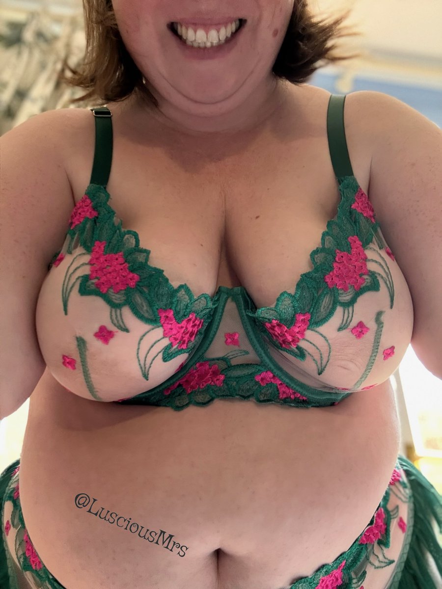 Luscious Mrs tweet media