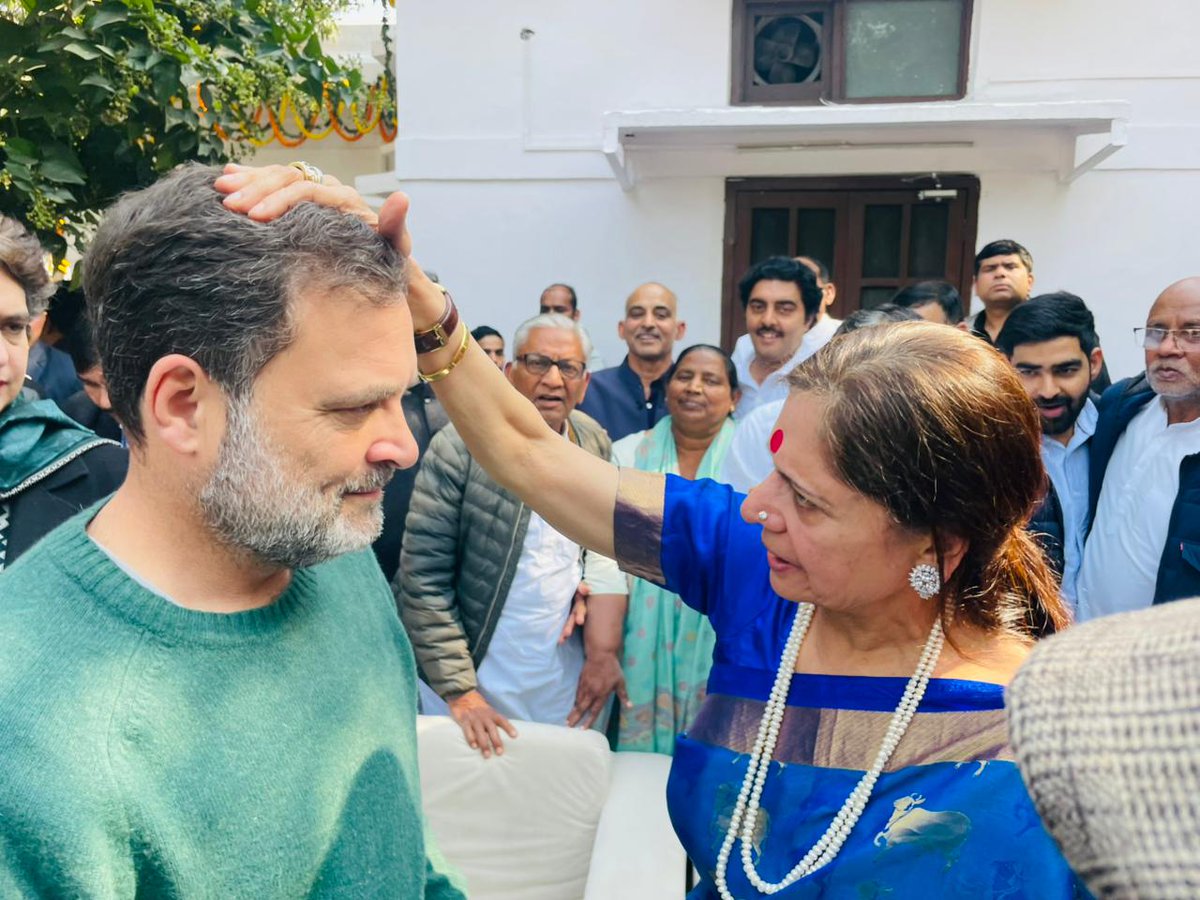 Highonchoorma's tweet photo. नेता प्रतिपक्ष राहुल गांधी को विजयी भव: का आशीर्वाद देती हरियाणा के नेता विपक्ष भूपेंद्र सिंह हुड्डा की धर्मपत्नी आशा हुड्डा जी। https://t.co/Ibcgh4YD2h