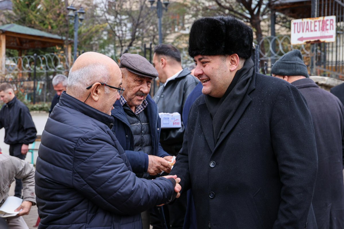 Keçiören’de bir selam yetiyor ısınmaya.

Cuma namazı sonrası hemşehrilerimizle buluştuk; aynı duada, aynı sohbette, aynı gönülde kenetlendik.

📌 Kuşcağız Yeni Sarı Camii