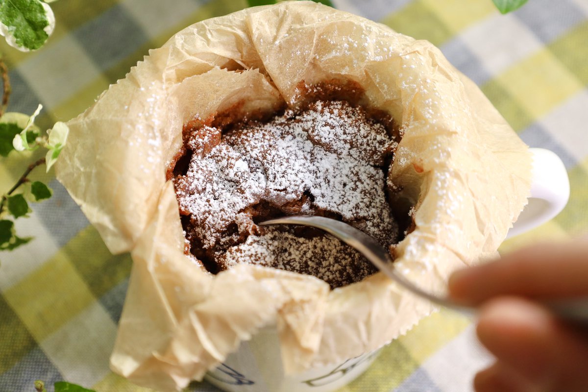 マグカップ×レンチンで即出来!ふわふわ生地にチョコがとろ〜り!【フォンダンケーキ】
しかも何がいいって、マグカップが汚れない!!!クッキングシートをスポッと抜いて捨てれば、軽く洗うだけでOK🙆♂️✨
