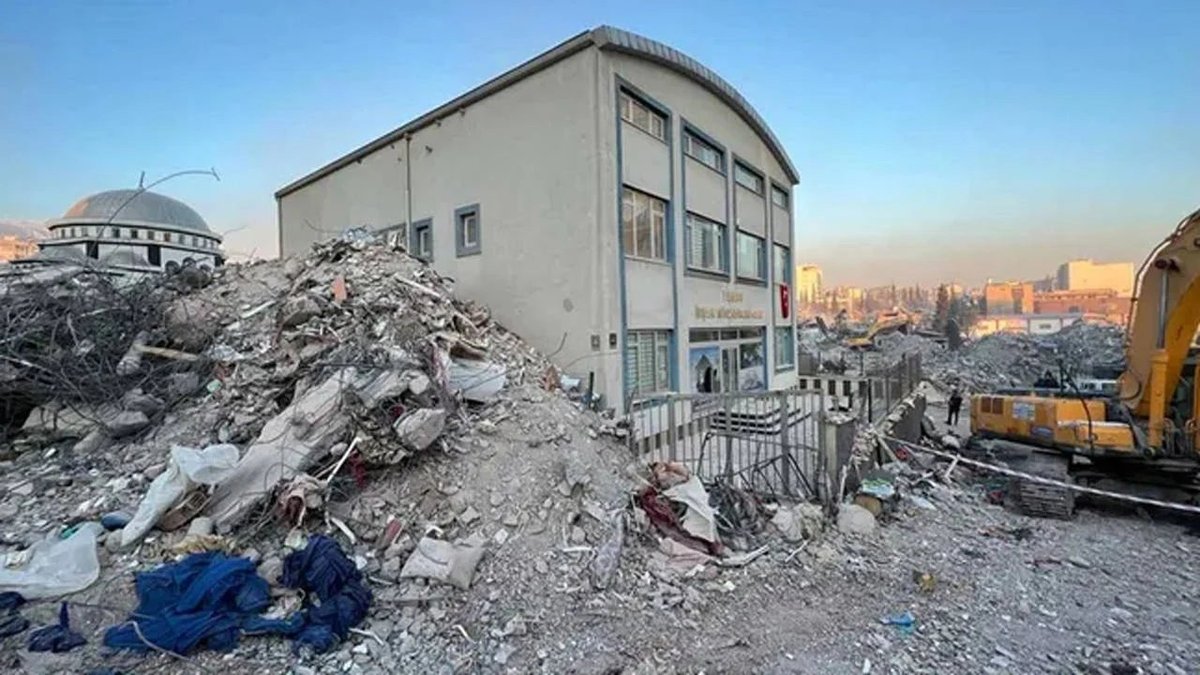 Deprem güvenli/dirençli yapı inşa etmek mümkün.

Türkiye’de her bir yerleşim alanında zemin şartları, olası deprem kuvvetleri ve yapıların deprem yükleri altında nasıl davranacağı bilimsel açıdan biliniyor. Yapıların projelendirilmesi ve imalatı bu şartlar altında yapıldığında,