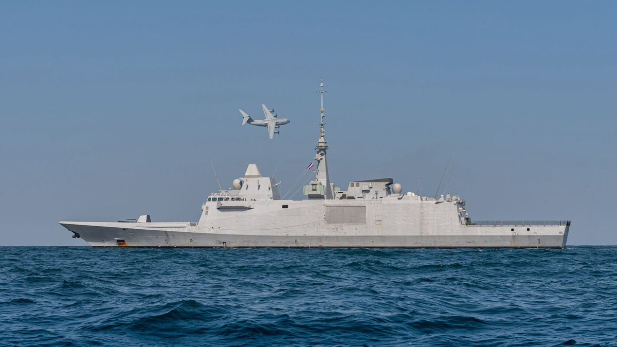 FFEAU_ALINDIEN's tweet photo. 📍Golfe arabo-persique | [English Below] 

Dans le cadre de son déploiement dans la zone, une frégate de la @MarineNationale a mené un entraînement de Search and Rescue (SAR) en coordination avec l'A400M de la BA104.

➡️ Détection, localisation et récupération d’un mannequin simulant une personne tombée à la mer

➡️ Coordination interarmées en environnement exigeant

@EtatMajorFR
@MarineNationale
@Armee_de_lair

📍Arabian-Persian Gulf | As part of its deployment in the area, a @MarineNationale frigate conducted a Search and Rescue (SAR) training exercise in coordination with an A400M from BA104.

➡️ Detection, localisation and recovery of a dummy simulating a person overboard
➡️ Inter-service coordination in a demanding operational environment