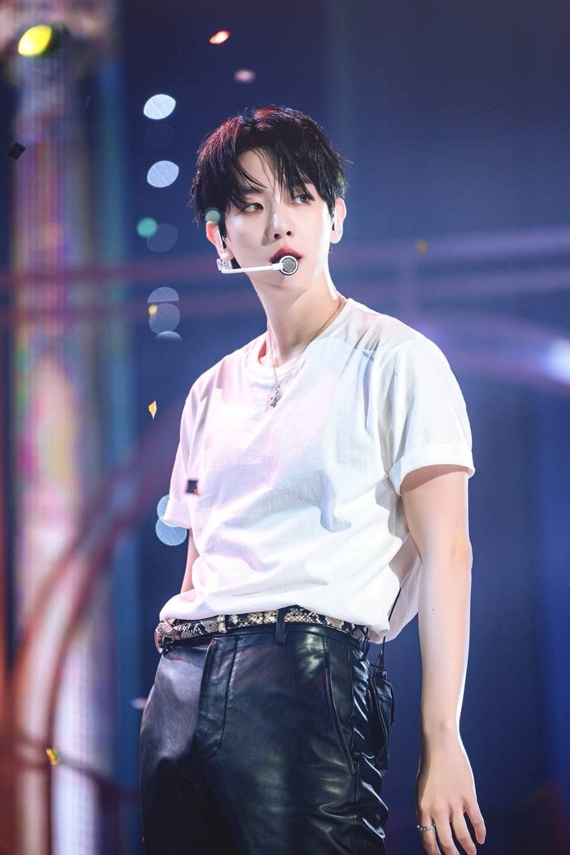 he look so fking hot in just a white tshirt and black jeans 🥵🥵😍😍😍❤️❤️❤️