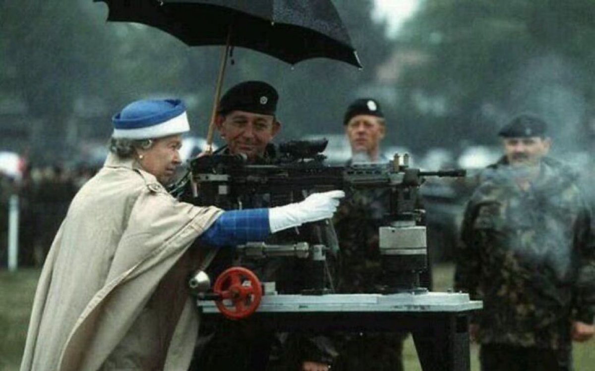 Elizabeth II firing a British L85 battle rifle in 1993