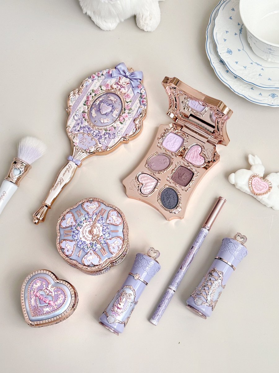 クリーミーブルー、リボンピンク、アイリスパープル——
バニーガーデンテイルズは、ロマンティックな春色で
フレンチロココのエレガンスを表す🩰🪽

バニーガーデンの中で、あなただけの“ときめきカラー”をゆっくり見つけてみてください🫧

#フラワーノーズ #flowerknows
#バニーガーデンテイルズ