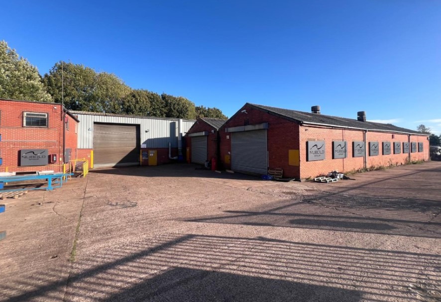 AHNorthWest's tweet photo. Unlock the potential of this industrial complex in #Newcastle-under-Lyme 🏭

Set on a 0.58-acre site, Nubold House combines a range of functional spaces:
✨ 5 workshops
✨ A two-storey office building
✨ A 0.2-acre concrete yard

Guided at £475,000+:
https://t.co/PrSmgRYzgT https://t.co/xvOeYpX9ob