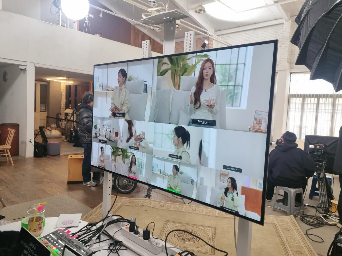 Graceful tweet media