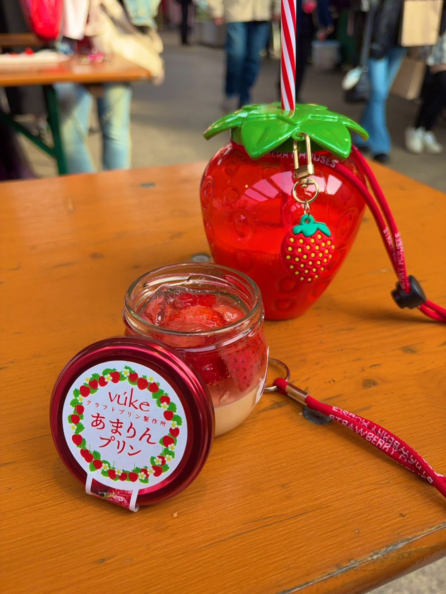 横浜赤レンガ倉庫で開催されている
ストロベリーフェスティバルに行ってきました〜🍓
たまたま用事があって横浜に行ったら、ちょうどその日が開催初日という奇跡！✨

いちごボトル可愛すぎたし、4枚目に写ってる「あまりんプリン」が美味しすぎたの！🍮ｵｽｽﾒ♡