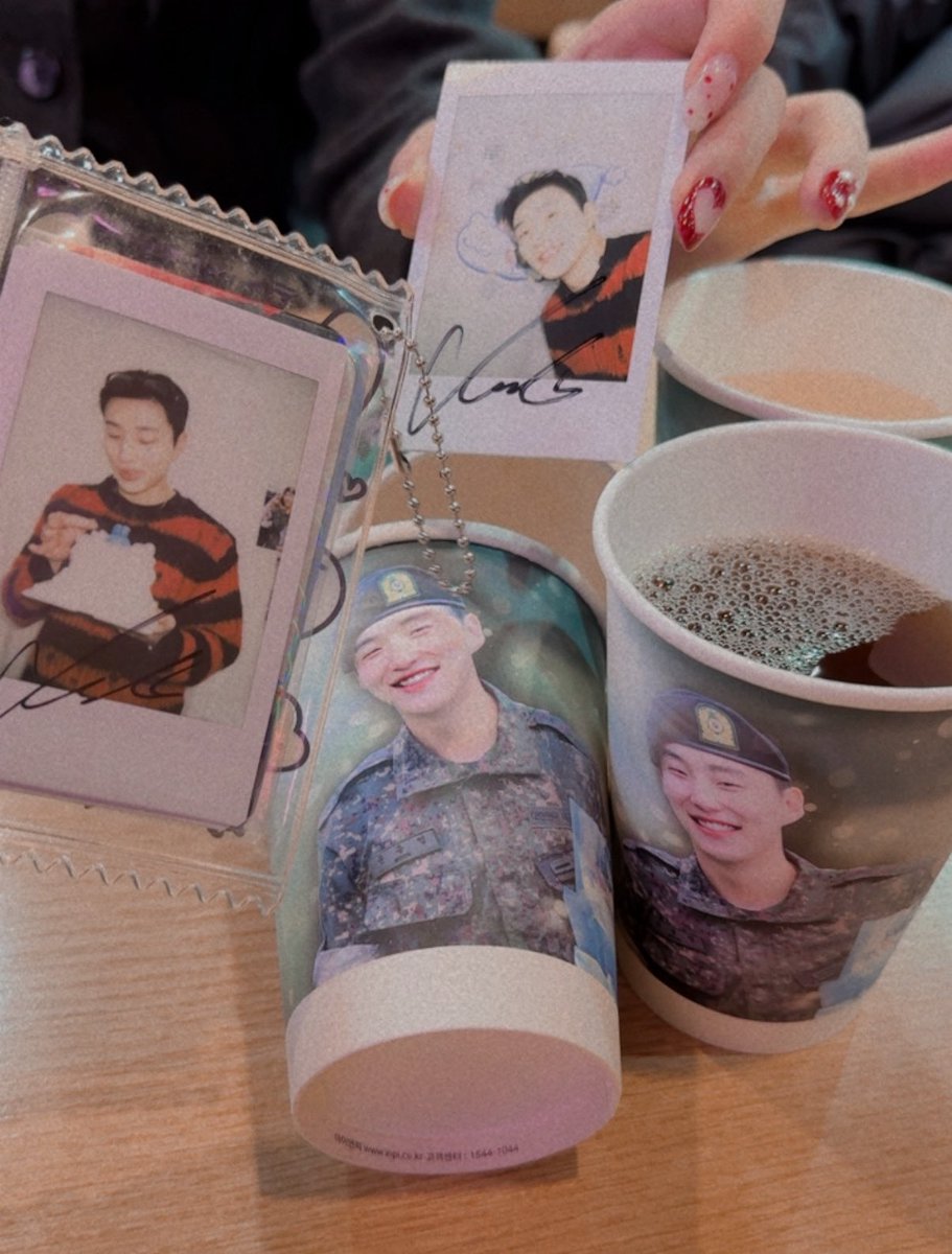 moonmoon0206's tweet photo. @namjeongeu16532 
우리다 고생 많았어용!! 
종업이도 생일축하해~🧏🏻‍♀️
#문종업생일인데이정도는
#TURN_UP해야지
#군백기우리사랑못막아 https://t.co/4ffGQfdDAI