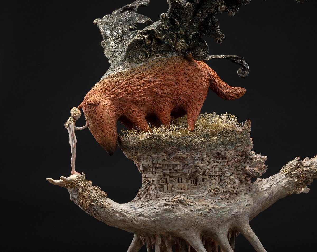 aki_shi_'s tweet photo. ワンフェスで展示するワンオフ作品『Prayer of the Moonは、以前制作した『夕焼け犬の祈り』の続編作品になってます。

夕焼け犬の背中から夜が生まれ、夜が成長した姿が今作になります。

なので、今作の足元には抜け殻になった夕焼け犬が眠っているのでした。

#WF2026冬 
#WF2026Ｗ https://t.co/1IldJF5lYP