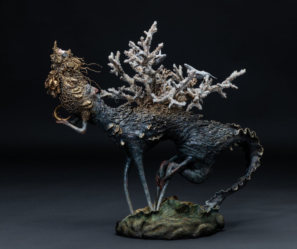 aki_shi_'s tweet photo. ワンフェスで展示するワンオフ作品『Prayer of the Moonは、以前制作した『夕焼け犬の祈り』の続編作品になってます。

夕焼け犬の背中から夜が生まれ、夜が成長した姿が今作になります。

なので、今作の足元には抜け殻になった夕焼け犬が眠っているのでした。

#WF2026冬 
#WF2026Ｗ https://t.co/1IldJF5lYP