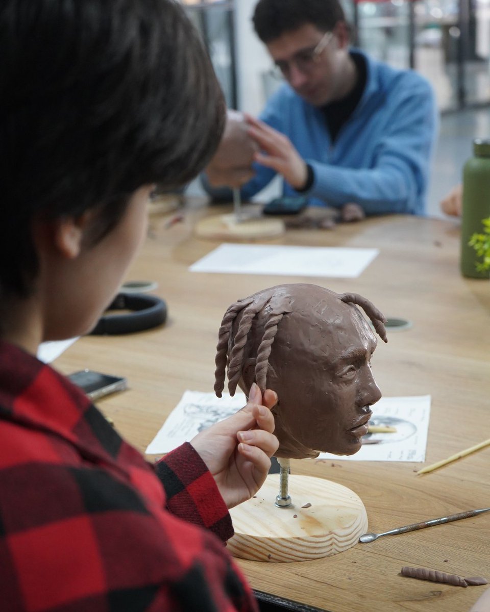 lidemschool's tweet photo. Durante una semana, los alumnos de 2º de Animación han cursado el módulo de escultura tradicional con la profesora @laia_pla_escultura, trabajando profundamente en musculatura y esqueleto.

Espectaculares, ¿verdad? 🤩

#esculturatradicional #animacion #lidemschool https://t.co/kfrtAtCWCw