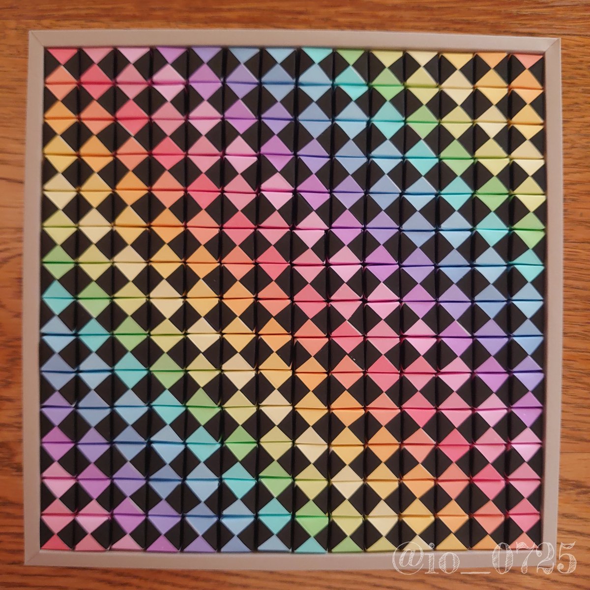 秋ぐらいに六面体組むのにはまってましてひたすらキューブの形を作ってました
枠も自作して並べるのが楽しくて
