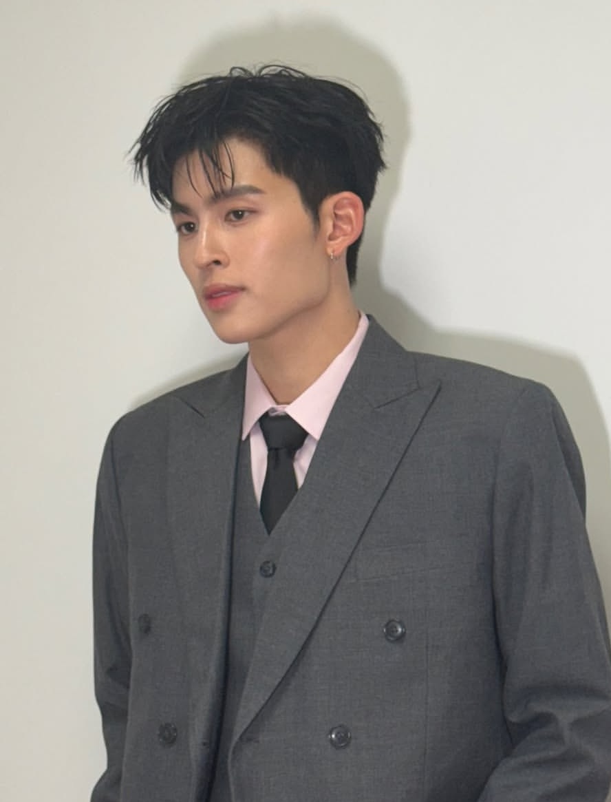 noompangpond's tweet photo. คนที่เจ็ทแล็คได้หล่อมากอ่ะ พี่เค้าดื่มน้ำวันละ 8 ชั่วโมง นอนวันละ 3 ครั้งป่ะ หล่อมากกกก 🫠🫠
POND 3CE MISTYVELVET

#Pondx3CEIVELMISTYOU
#ppnaravit https://t.co/lE0J59xET3