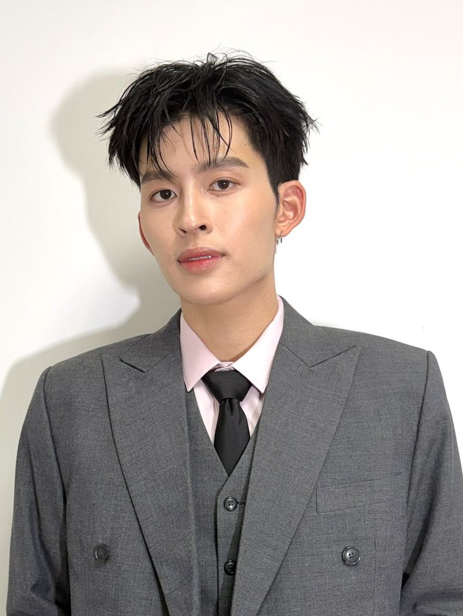 noompangpond's tweet photo. คนที่เจ็ทแล็คได้หล่อมากอ่ะ พี่เค้าดื่มน้ำวันละ 8 ชั่วโมง นอนวันละ 3 ครั้งป่ะ หล่อมากกกก 🫠🫠
POND 3CE MISTYVELVET

#Pondx3CEIVELMISTYOU
#ppnaravit https://t.co/lE0J59xET3