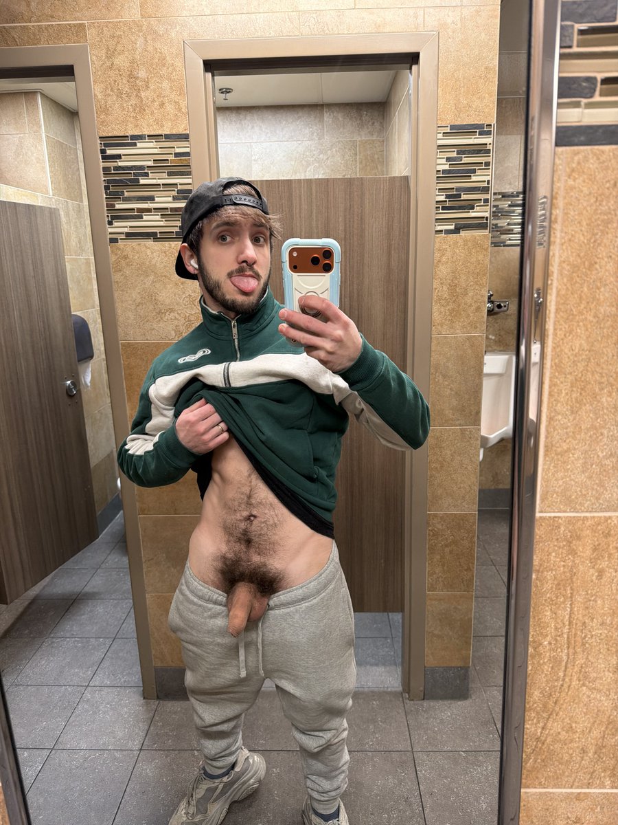 ZlatKonchikov's tweet photo. Truck stop 🤭 https://t.co/BPa90MeoDL