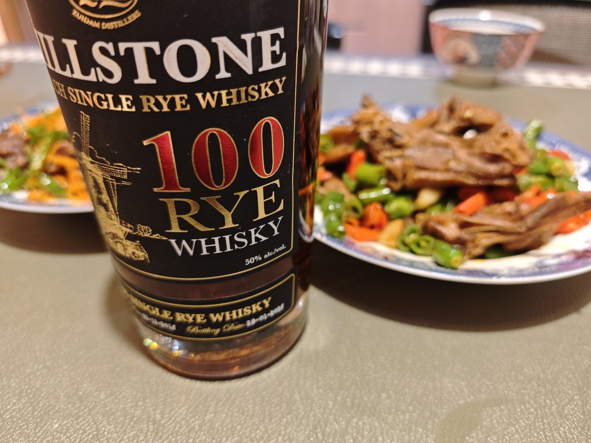 HardoLion's tweet photo. 这黑麦🥃还挺好入口 https://t.co/X21znFbywS