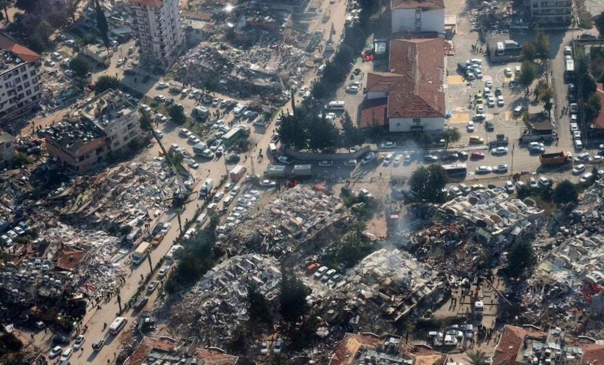 Türkiye’de temel sorun yapı proje ve imalat sürecinin etkin denetlenmemesi. 

99 Marmara Depremi’nin ardından uygulanan yapı denetim sistemiyle müteahhitler yaptıkları inşaatları kendi finanse ettikleri yapı denetim şirketleriyle ‘denetlediler’. Bu nedenle ki 6 Şubat Depremi’nde