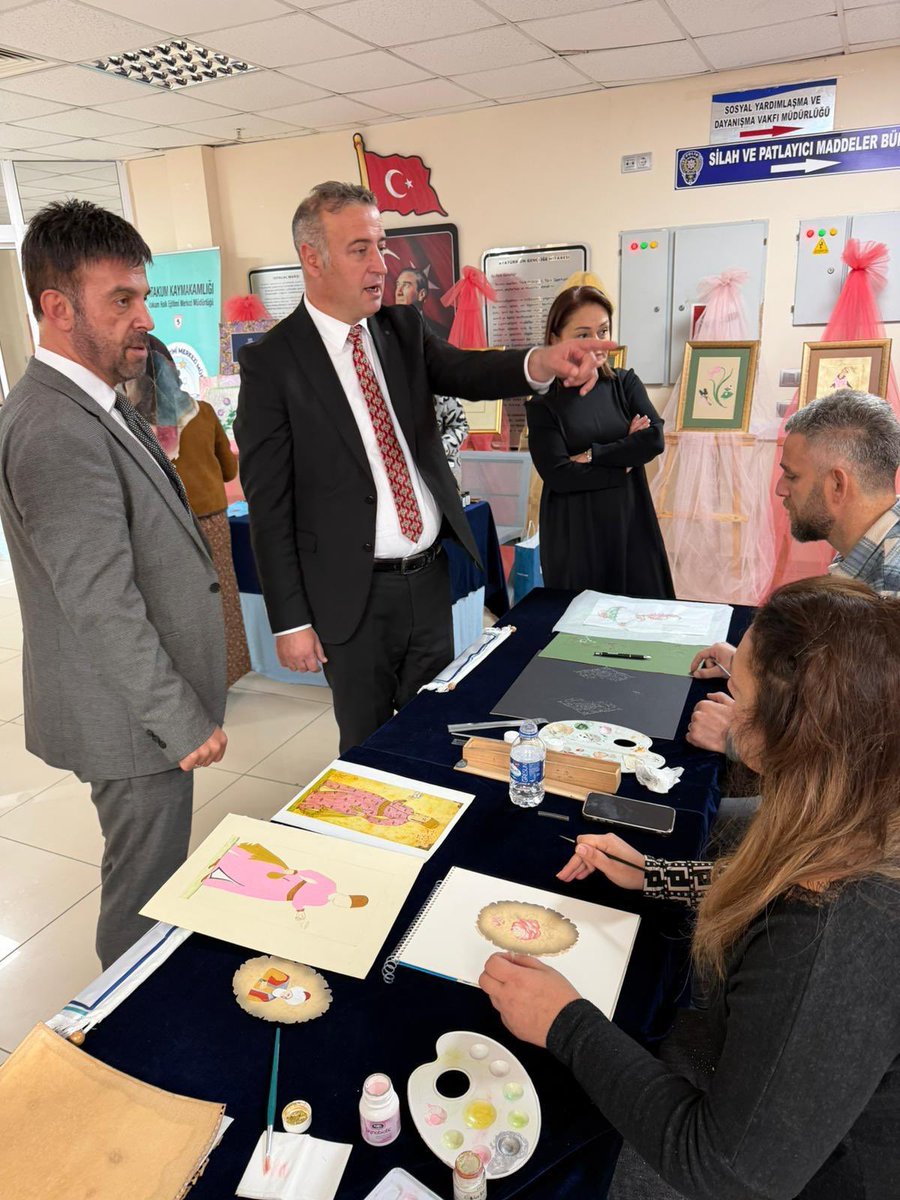 ulaştırılması amacıyla Atakum Halk Eğitimi Merkezi Müdürlüğünce düzenlenen, Hat- tevazu, Tezhip-adalet ve Ebru-sabır temalı sergimiz ve atölye çalışmalarımız yapılmıştır.