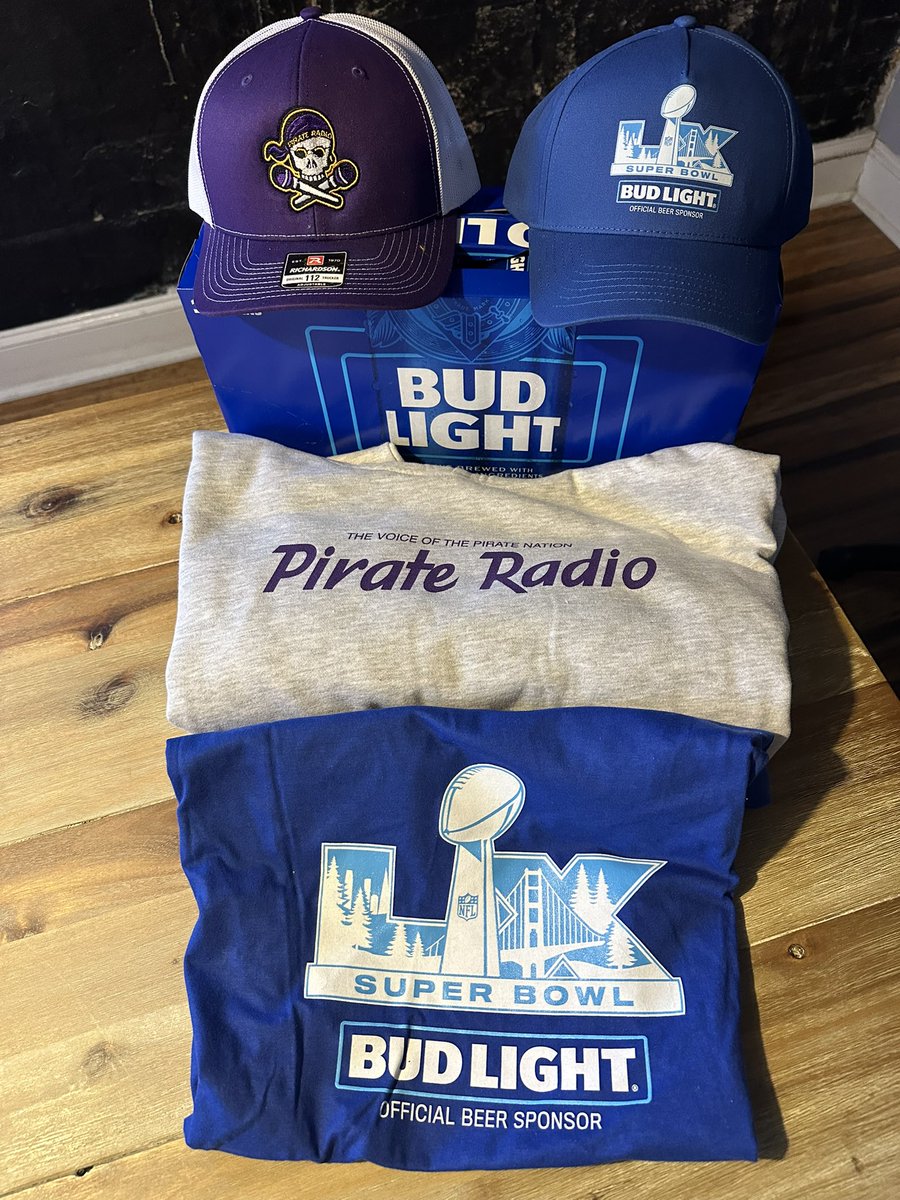 PR927FM's tweet image. 🚨FREE BEER FRIDAY🚨
RT &amp;amp; FOLLOW @PR927FM for a chance to win this awesome 🏈 prize package that also includes over $150 in gift cards
Arrrrgh you ready for some football on Sunday?  21 &amp;amp; older only 
#Stations4Winners🏴‍☠️
