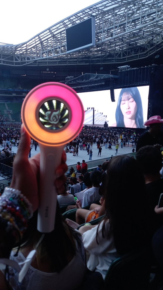 twicefla's tweet photo. Quando já é dia 6 de fevereiro, mas não é aquele dia 6 de fevereiro 

Saudades do Twice no Brasil https://t.co/8Yt7ybUYSA