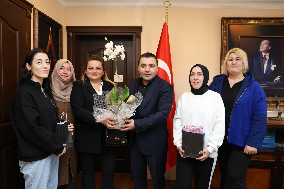 İlçemiz Şehit Şerife Bacı Anaokulu Okul Aile Birliği Başkanı ve beraberindekiler Kaymakamımız Eyüp Kaykaç'ı ziyaret etti.

Kaymakamımız, nazik ziyaretlerinden dolayı kendilerine teşekkür etti.