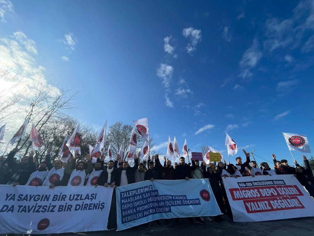 3. kez Migros patronu Tuncay Özilhan'ın villasının önündeyiz.

Saygın bir uzlaşı için geldik.
%50 zam talebimizi karşılayın.
Vergi yükünü işçilerin sırtından alın.
Banka promosyonlarını eksiksiz yatırın. 

5 dakikada çözülebilecek bir şeyi daha fazla zorlamayın!

#MigrosBOYKOT