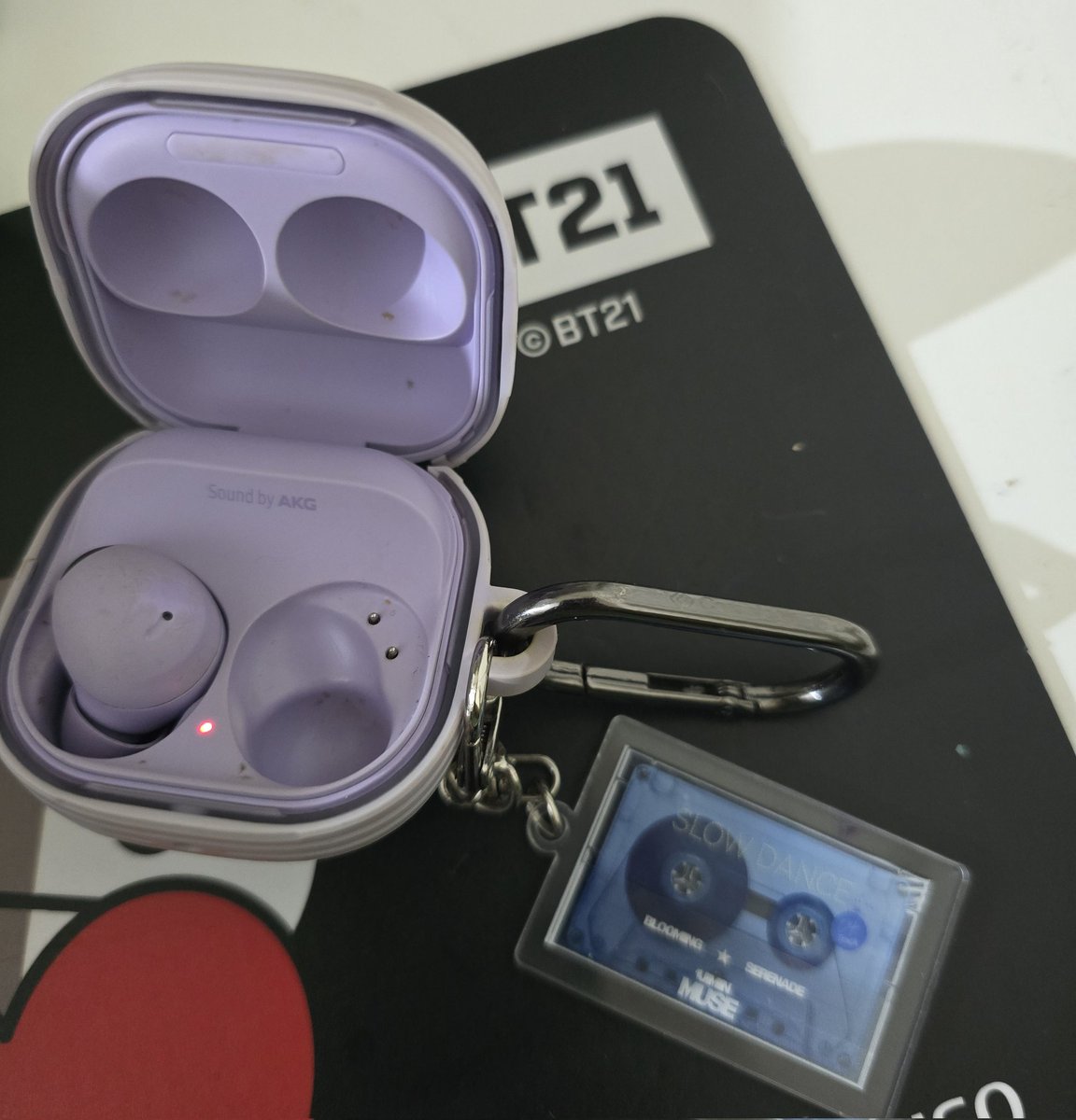 junemacaroon's tweet image. I pulled a Namjoon and lost one of my galaxy buds 😫😫