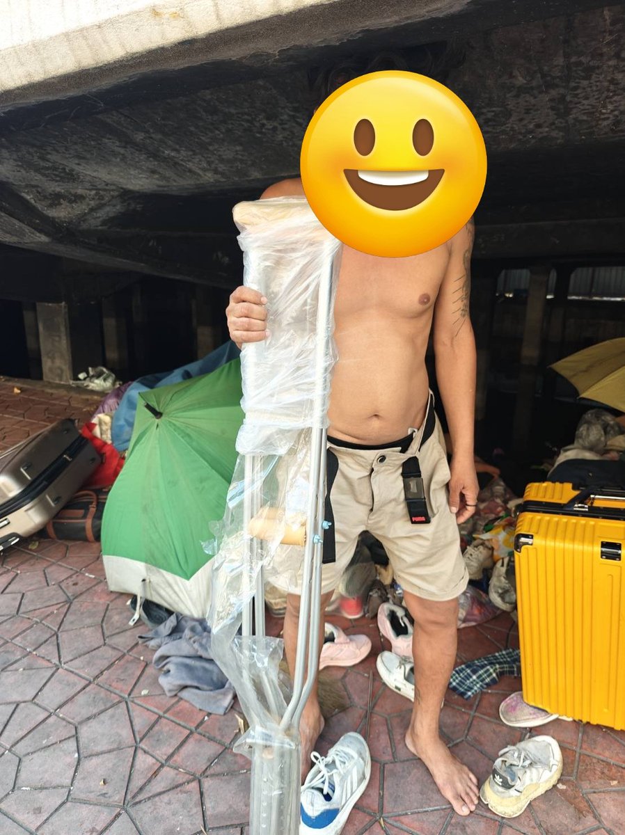 ไม่มีหลังคาเหนือชีวิต แต่การดูแลไม่มีวันสิ้นสุด
วันนี้เราไปเยี่ยม ตรวจอาการ และมอบไม้เท้าให้ก้าวต่อถนนอาจเป็นที่พักฟื้นชั่วคราว—หน้าที่ของเราคือเดินเคียงข้างจนกว่าจะดีขึ้น

No roof above him, yet care must never end.
Visited, checked his condition, and handed him a crutch to walk