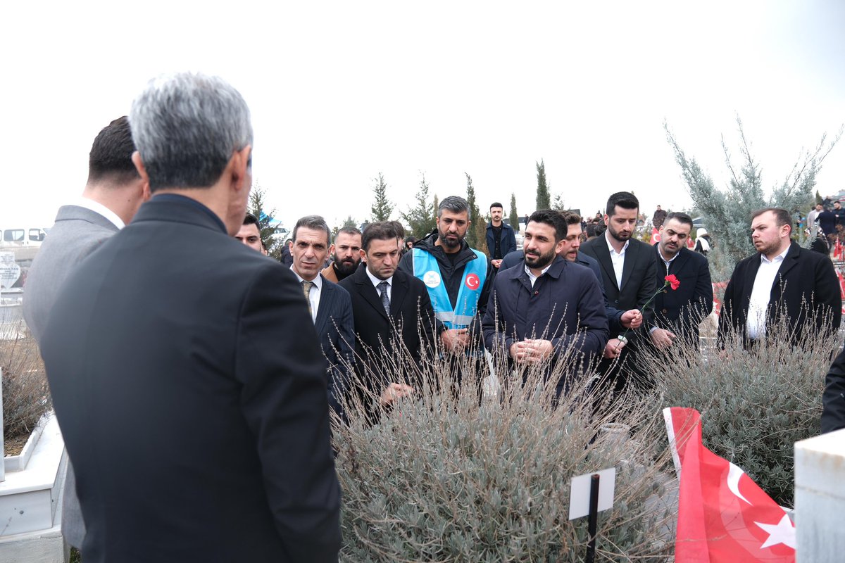 📍Malatya Deprem Şehitliği

Vatan toprağının en masum, en hüzünlü nefeslerini hissettik bugün Malatya Şehitliği’nde...

O kara gecede bizden kopan gencecik fidanların, hayalleri yarım kalan canlarımızın manevi huzurunda dualarımızı ettik.

Rabbim mekanlarını cennet, makamlarını