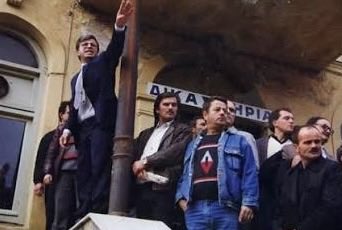 _uc_beyi's tweet photo. İlki- şimdiki hali 
İkincisi- yapay zekayla değişiklik yapılan ve olması gereken hali 
Sonuncusu- titrerkenki hali 

Yapay zekayla da olsa bir şey kaldıracaksan bunu kaldır... bayrak ve portre kaldırma odun kırıcının hık deyicisi... https://t.co/aiKNZGzpoH