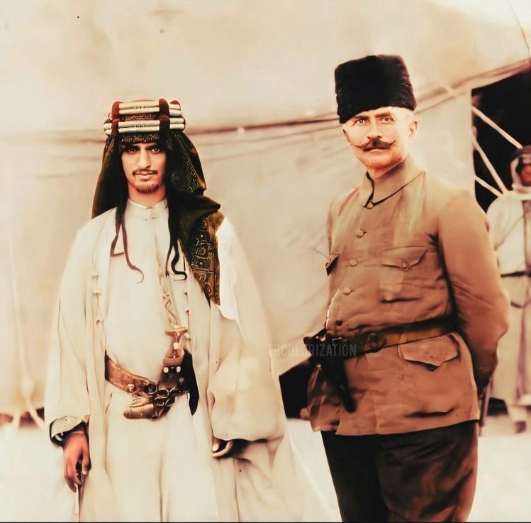 ✍️: أ. #راكان_بن_سلطان_الجعفري 
<a href="/BenJ2rra/">راكان بن سلطان الجعفري</a> 

من أول من لبس العقال المقصب 🤔؟