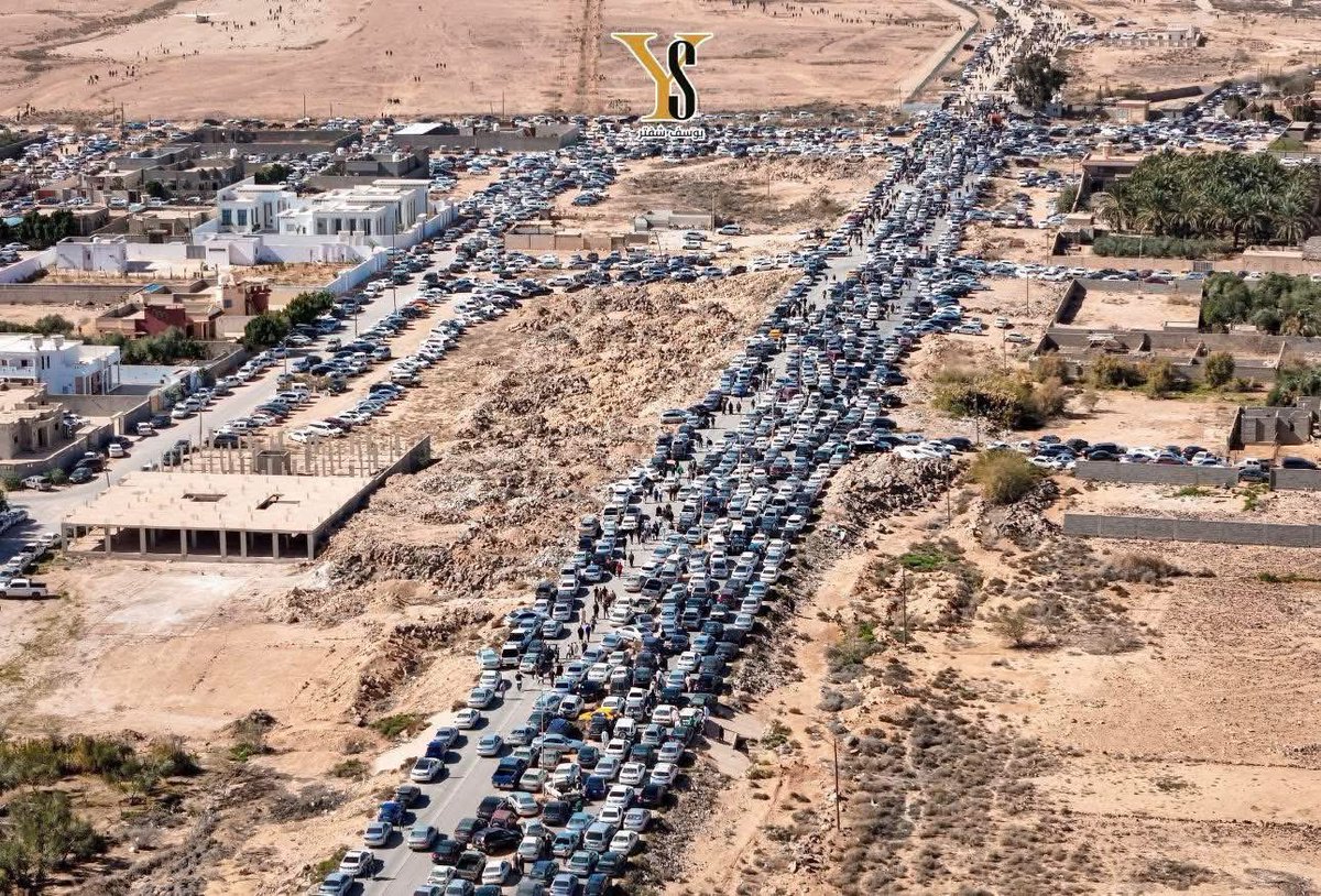 AhmedzGaddafi's tweet photo. #صورة من جنازة الدكتور سيف الاسلام معمر القذافي 

توافد الليبيون من كل حدبٍ وصوب للمشاركة في أكبر جنازة شهدتها ليبيا؛ وداعًا لقائدٍ عظيمٍ ظلّ وفيًّا لعهده، ثابتًا على كلمته حتى النهاية https://t.co/Ri4VaEgzfL