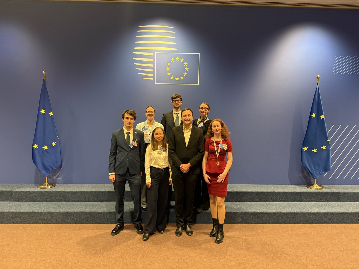 CZtoEU_Brussels's tweet photo. V Bruselu se koná dvoudenní #ConSIMium – unikátní simulace jednání Rady EU! 🇪🇺🎓 

27 studentských delegací ze všech členských států EU si na vlastní kůži zkouší náročnou práci diplomatů, velvyslanců, ministrů či předsedů vlád. Letos projednávají vysoce aktuální agendu zaměřenou na ekonomickou bezpečnost a ochranu strategických evropských sektorů. 🛡️ 

Držíme palce české delegaci a věříme, že se v silné konkurenci neztratí a úspěšně si vyzkouší prosazování 🇨🇿 zájmů v srdci Evropy. 😎 Hodně štěstí! 🍀🤝