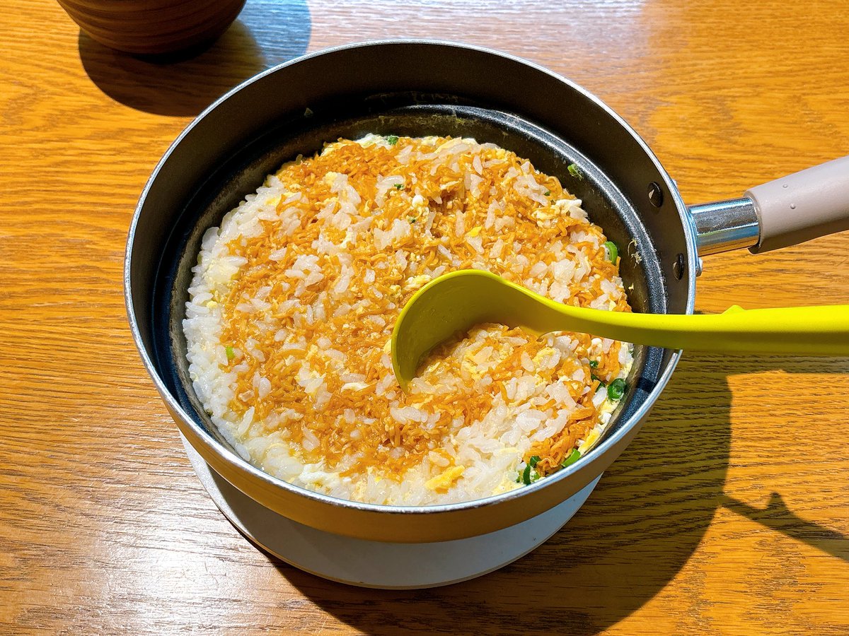話題になってるチキンラーメンの雑炊作ってみたら美味しかった( 'ч' )
味変で食べるラー油入れるのオススメ