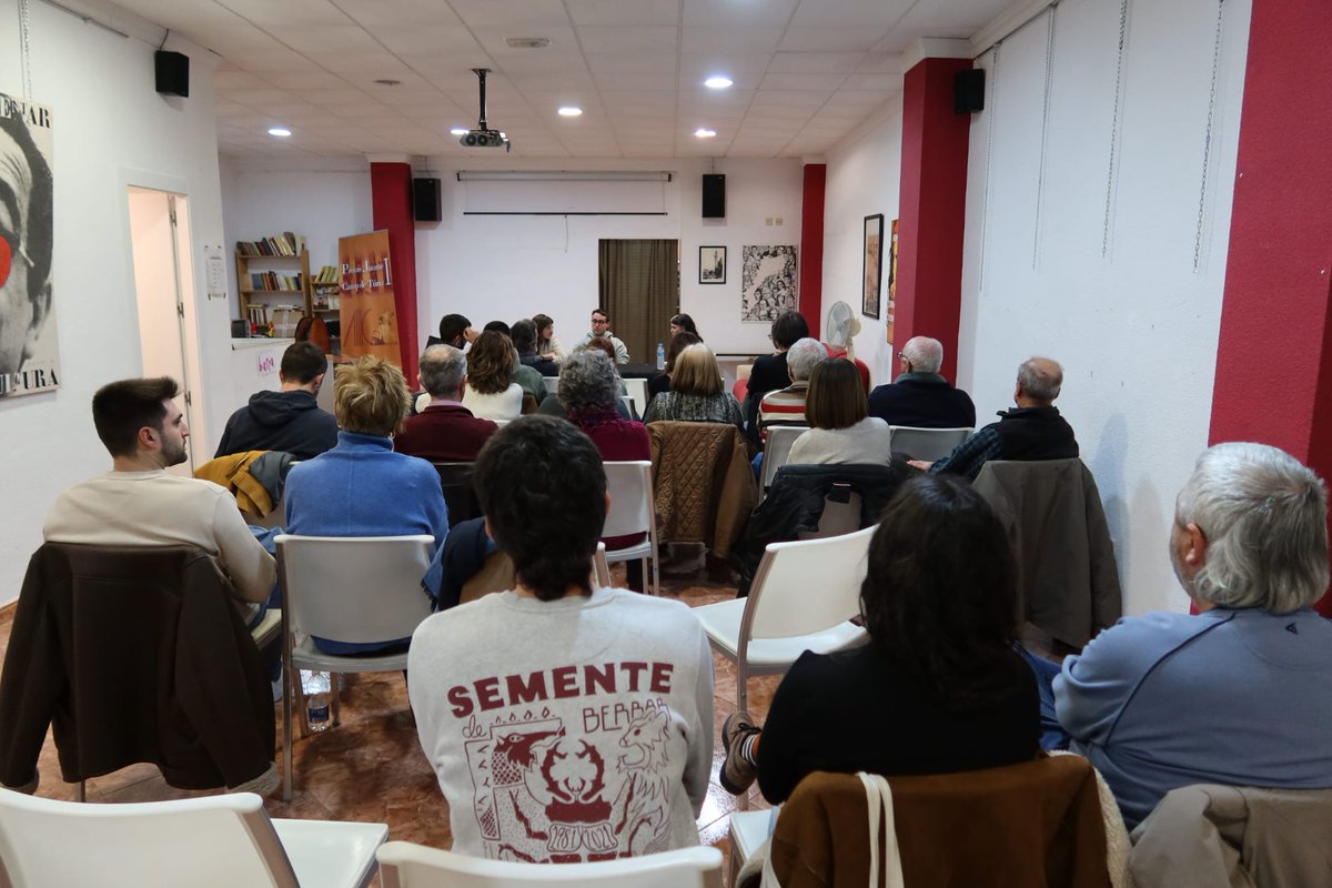 Aplec_CdT's tweet photo. Gràcies a totes les que vau vindre a la xarrada d'ahir.

Continuem fent comarca i lluitant per un futur digne als nostres pobles. 🏠✊

Dijous 26 de febrer, a les 19.30 h a l'Ateneu de Bétera, tindrem una altra xarrada «Aita Mari: Rescat Humanitari al Mediterrani».

#CampDeTúria https://t.co/A6YkYGba3B
