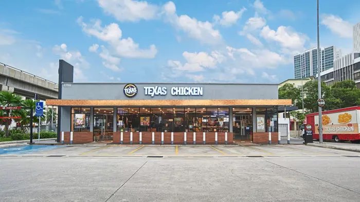 Kalau ada satu brand yg betul2 fight dengan KFC, aku rasa Texas lah yang paling fight.

Dalam masa 13 tahun dia masuk Malaysia, dia dah bukak 100 outlet.

2022 haritu diorang baru renew franchise rights, and diorang commit untuk bukak at least 200 outlets by 2030!

Maksudnya